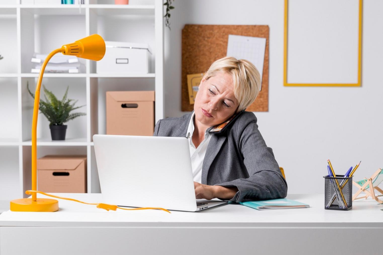 Professionnel expliquant des concepts financiers avec des graphiques et documents sur une table